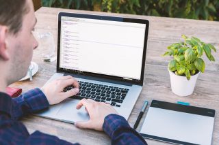 Webdesigner mit Laptop